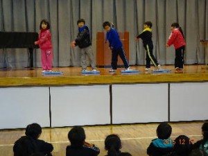 ４
