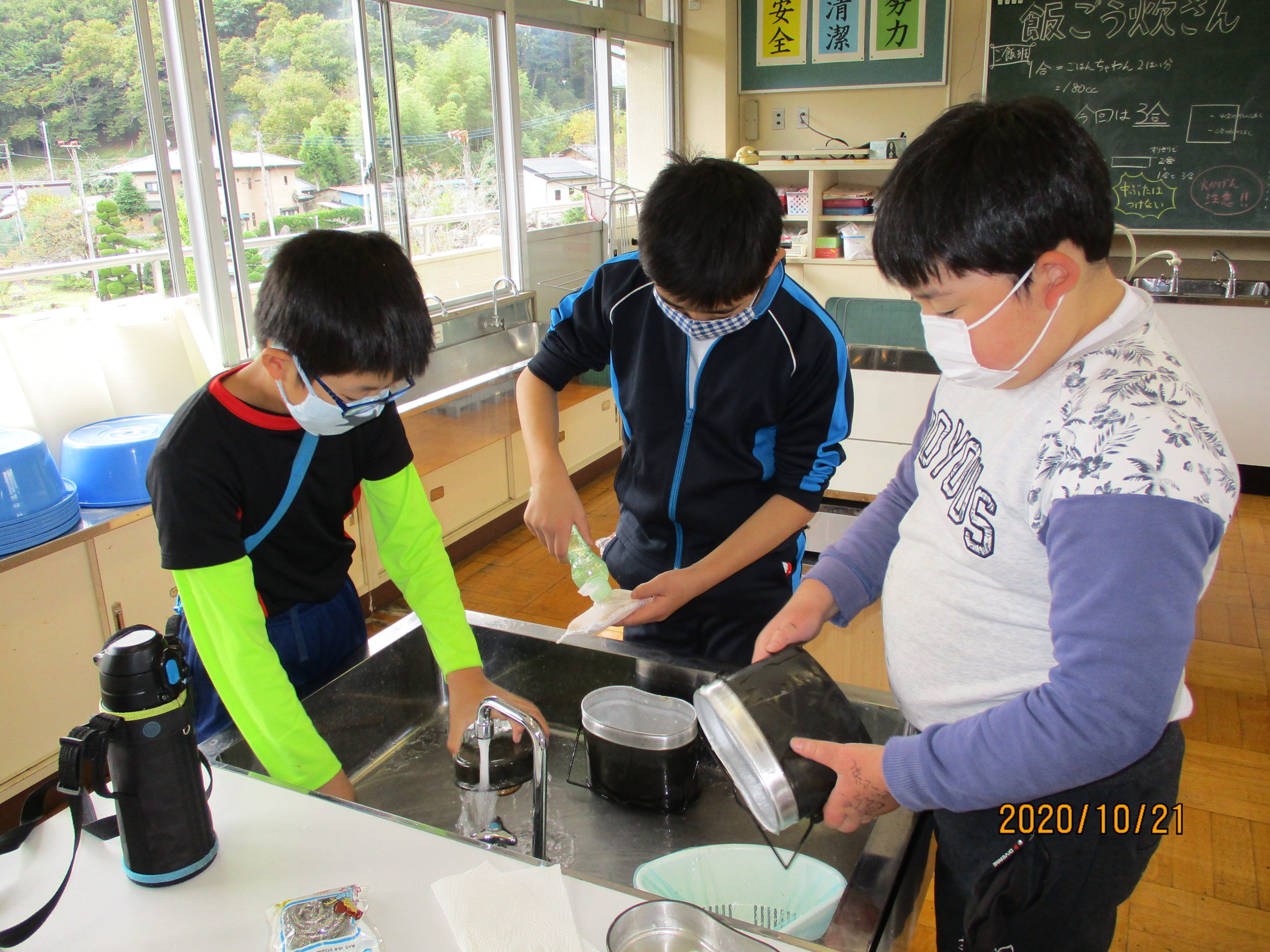 学校で飯盒炊爨しました - 皆野町立三沢小学校