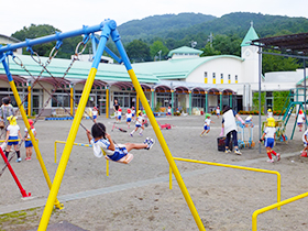 元気に遊ぶ子供たち